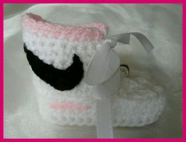 Crochet-Nike-Inspired-Baby-Booties4-e1428947168768.jpg